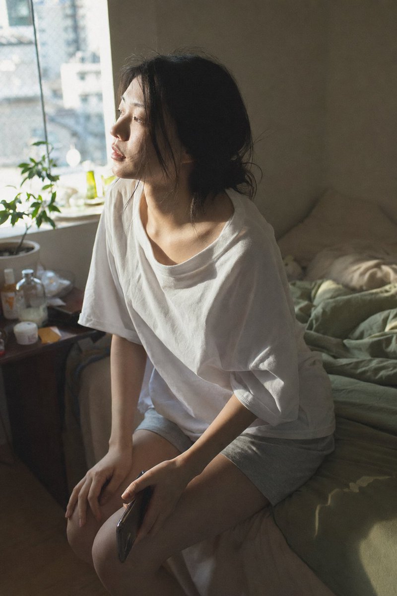 AI Prompt for Realistic Morning Portrait Photo of Young Woman