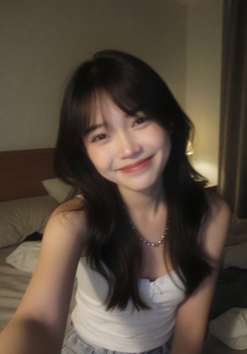 AI Prompt for Realistic Nighttime Bedroom Selfie