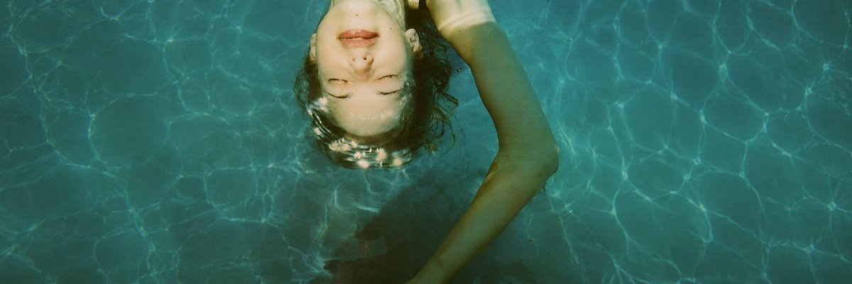 AI Prompt for Realistic Pool Photography with Anonymized Swimmer