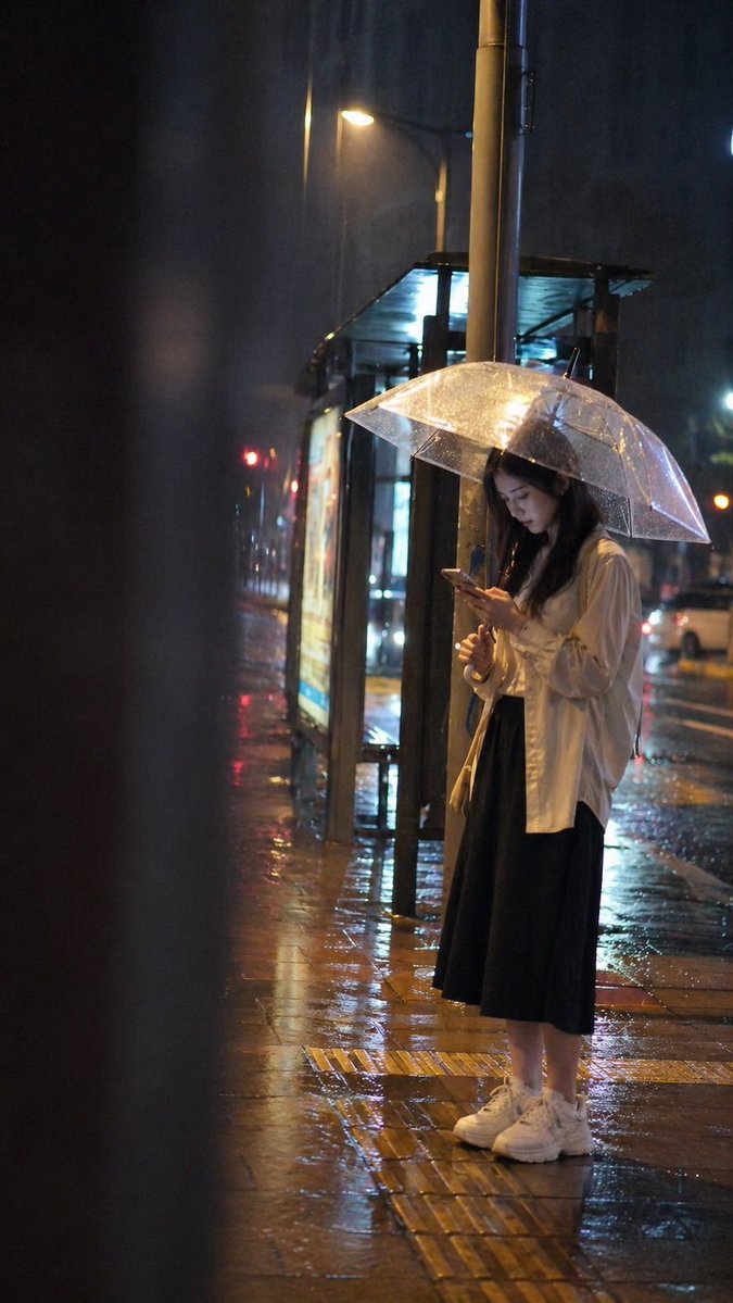 AI Prompt for Realistic Rainy City Street Scene