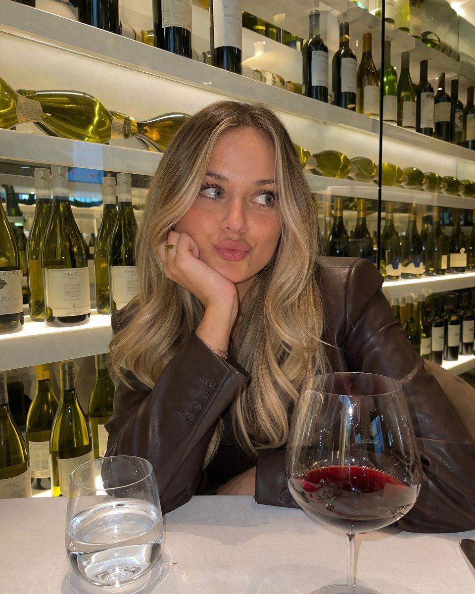 AI Prompt for Realistic Restaurant Portrait - Drinks and Illuminated Shelves