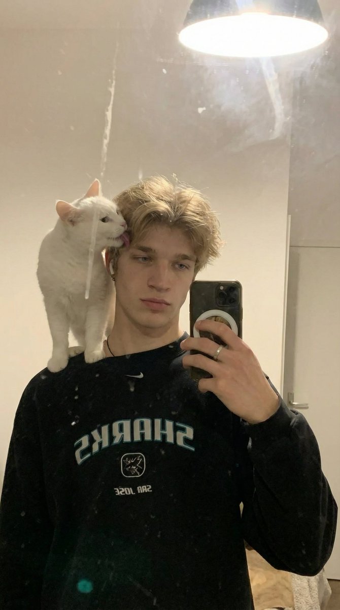 AI Prompt for Realistic Social Media Portraits with Animals