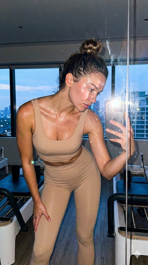 AI Prompt for Realistic Social Media Selfie of Woman in Fitness Mode