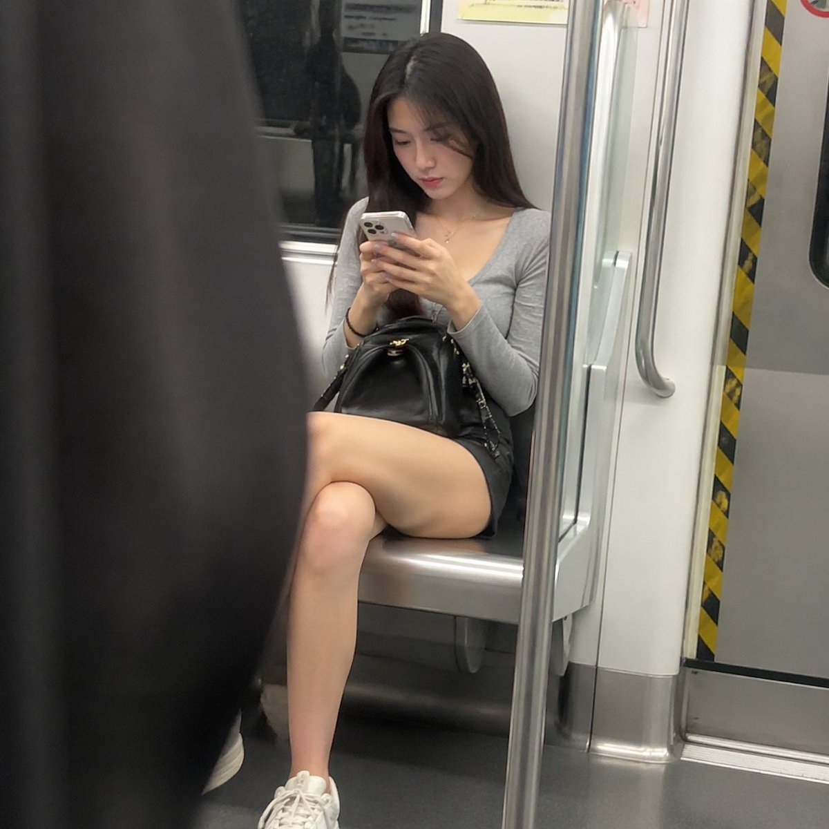 AI Prompt for Realistic Subway Commuter Photos