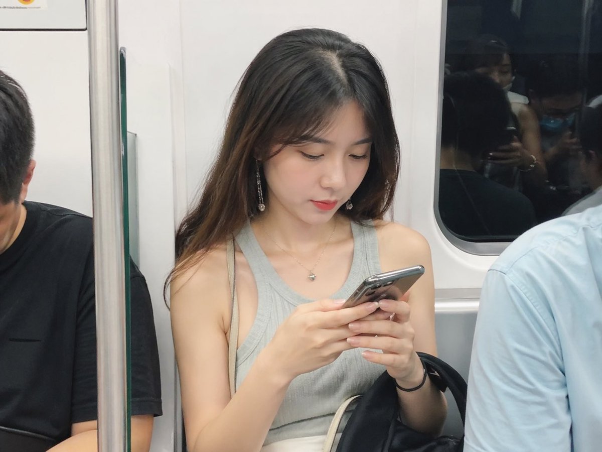 AI Prompt for Realistic Subway Photos - City Portrait Image Generation