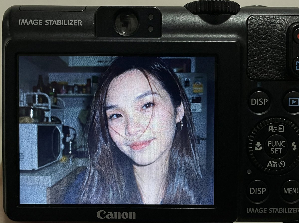 AI Prompt for Retro Digital Camera Portrait Photo