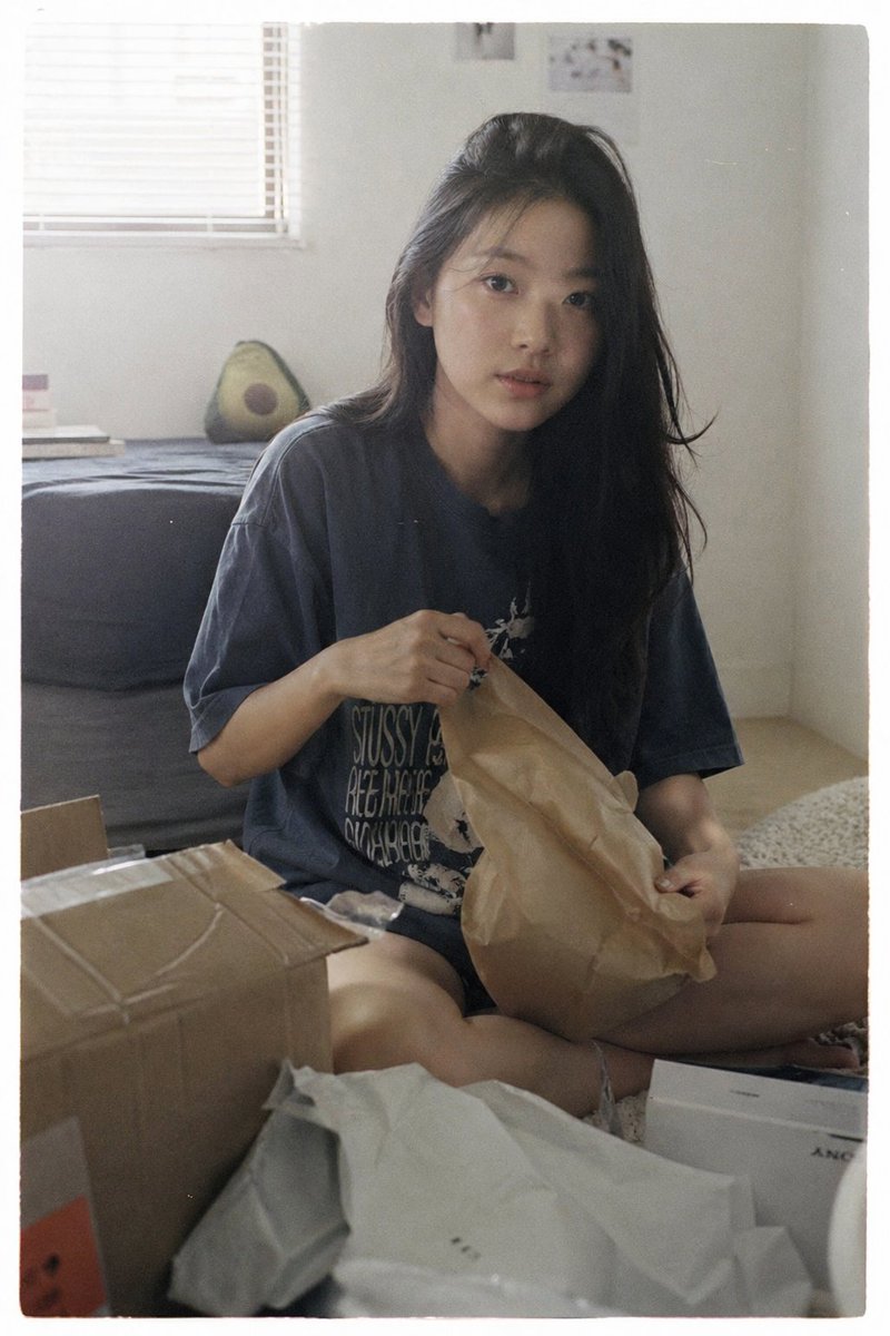 AI Prompt for Retro Japanese Film Style Unboxing Scene