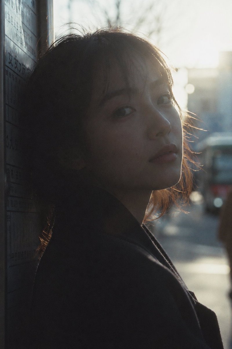 AI Prompt for Retro Urban Portrait: Generate Backlit Movie-Inspired Silhouette at a Bus Stop