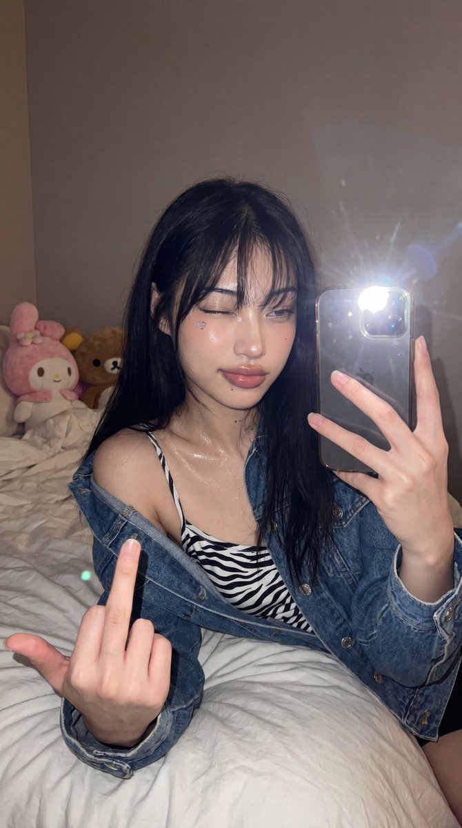 AI Prompt for Social Media Influencer Bed Selfie Photography