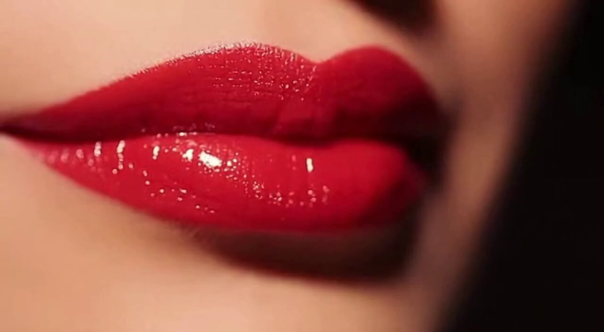 AI Prompt for Stunning Red Lip Close-up: Generate High-Detail, Lofi Jazz-Inspired Portrait