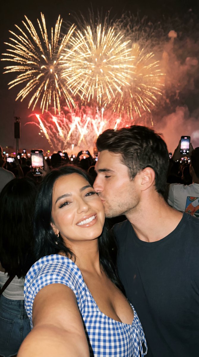 AI Prompt for Ultra-Photorealistic Couple Fireworks Selfie