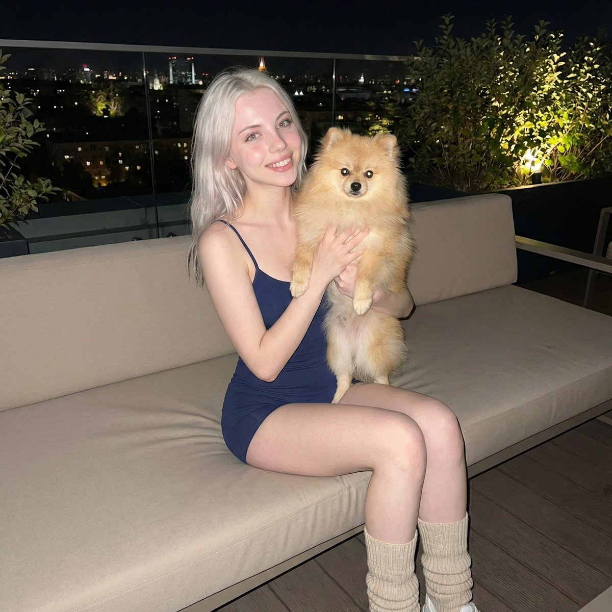 AI Prompt for Ultra-Photorealistic Woman Portrait with Pomeranian (iPhone Aesthetic)