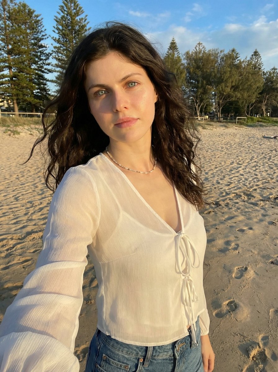 AI Prompt for Ultra-Realistic Golden Hour Beach Selfie
