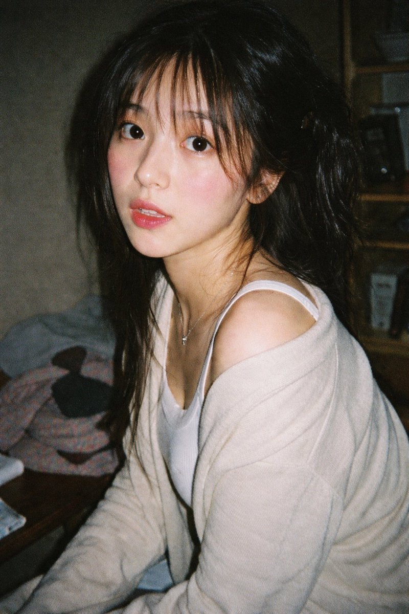 AI Prompt for Vintage 35mm Flash Portraits with a Retro Aesthetic