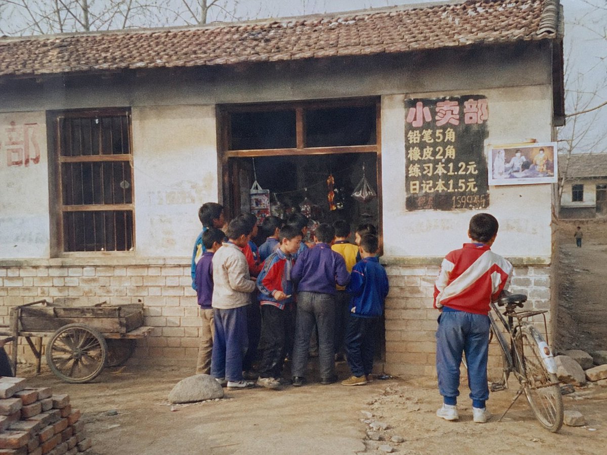 AI Prompt for Vintage School Scene Generation
