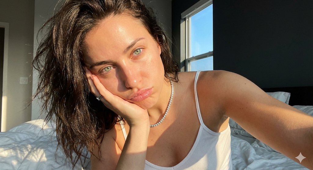 AI Prompt for Viral Close-Up Selfie Image Generation - Golden Hour, Sunset, 35mm, Portrait