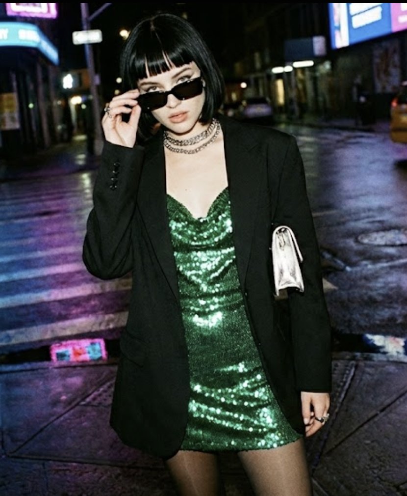 AI Prompt for Y2K Glamorous Nightlife Portrait Photography