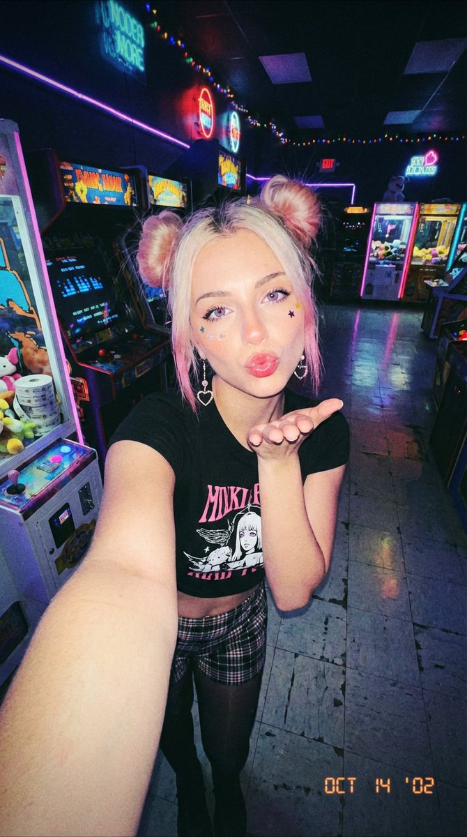 AI Prompt for Y2K Grunge Style Arcade Selfie