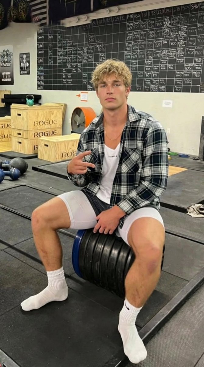 AI Prompt: Generate Gym Aesthetic Photos with Athlete Descriptions