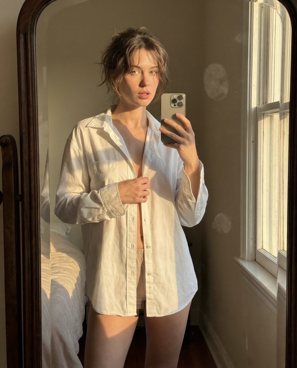 AI Prompt: Realistic Mirror Selfies with Golden Hour Lighting