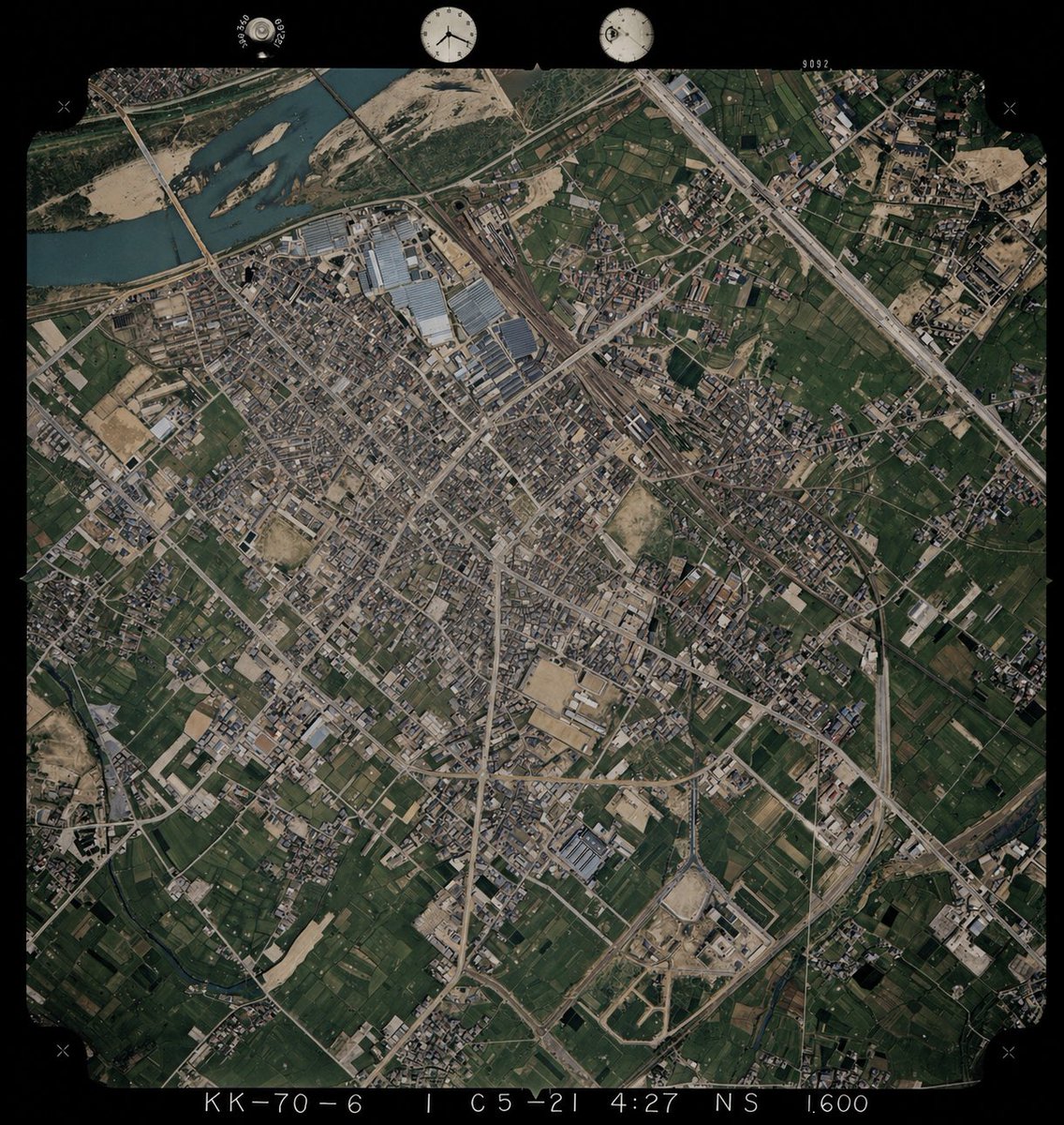 AI Prompt: Transform Black-and-White Aerial Photos into Authentic Colorized Landscapes