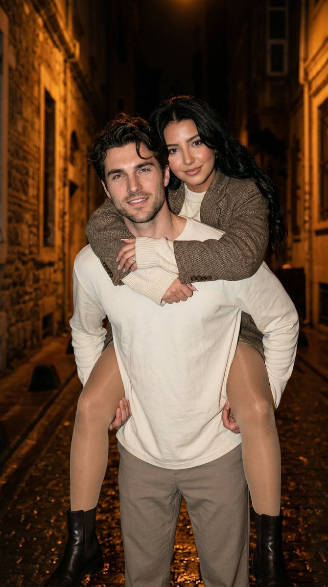 Prompt for Realistic Romantic Couple Street Scene at Night - AI Image Generator