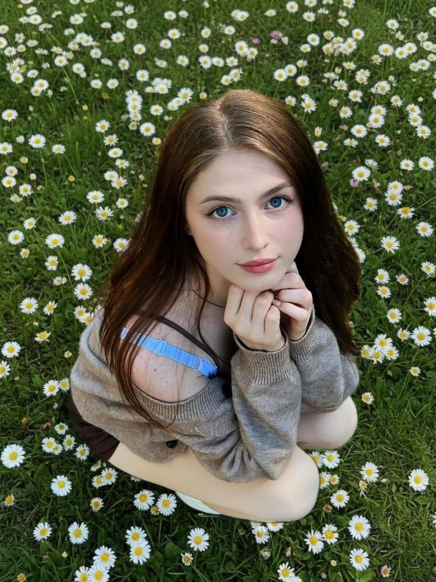 AI Portrait Prompt for a Whimsical Woman in a Field of Daisies