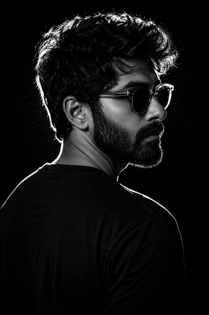 AI Prompt for a Dramatic Rim-Lit Male Portrait with High-Contrast Lighting