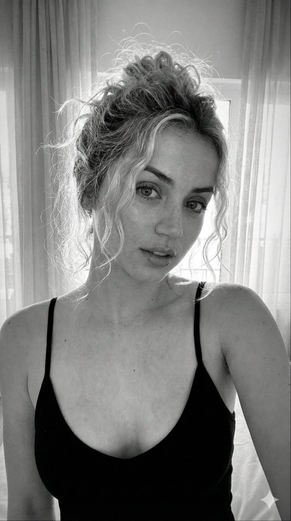AI Prompt for Photorealistic Black and White Candid Portrait