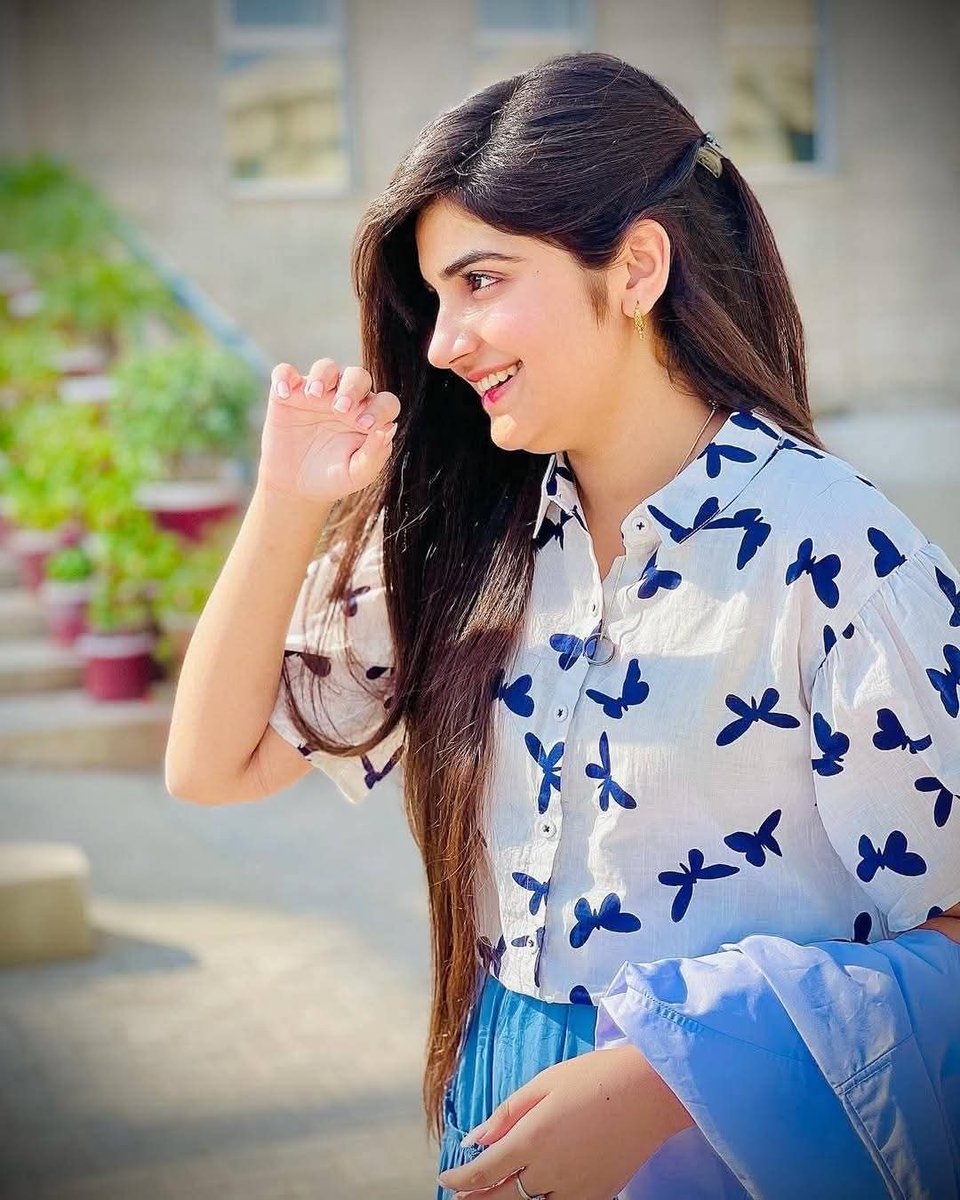 AI Prompt for Portrait Photography - Joyful Young Woman