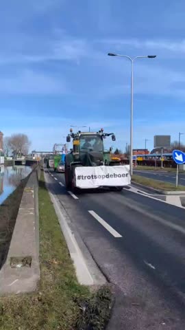 🇳🇱 The Hague as it was filling up with Dutch farmers, the government has sent water cannons and warned they will unleash the army against the farmers.