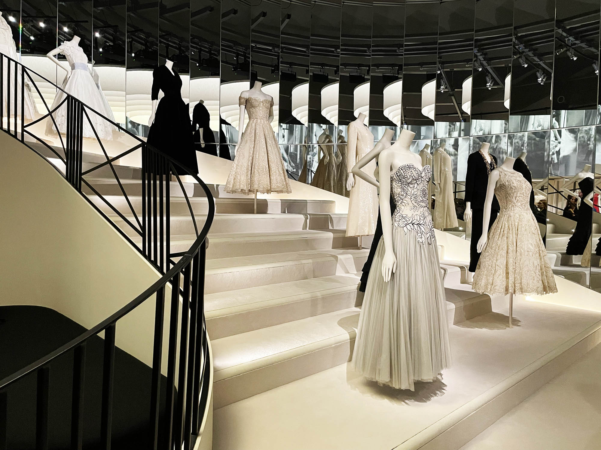 CHANEL、GUCCI等アートペイント14点 chanel-live-light.jpg