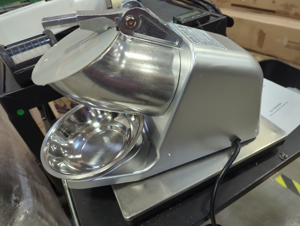 VEVOR Ice Crusher Machine, 143lbs Per Hour Electric 2 Blades Snow Cone Maker, Stainless Steel Shaved Ice Machine with Bowl and Cover, 300W 2000RPM Ice-Shaver for Home and Commercial Use, Silver