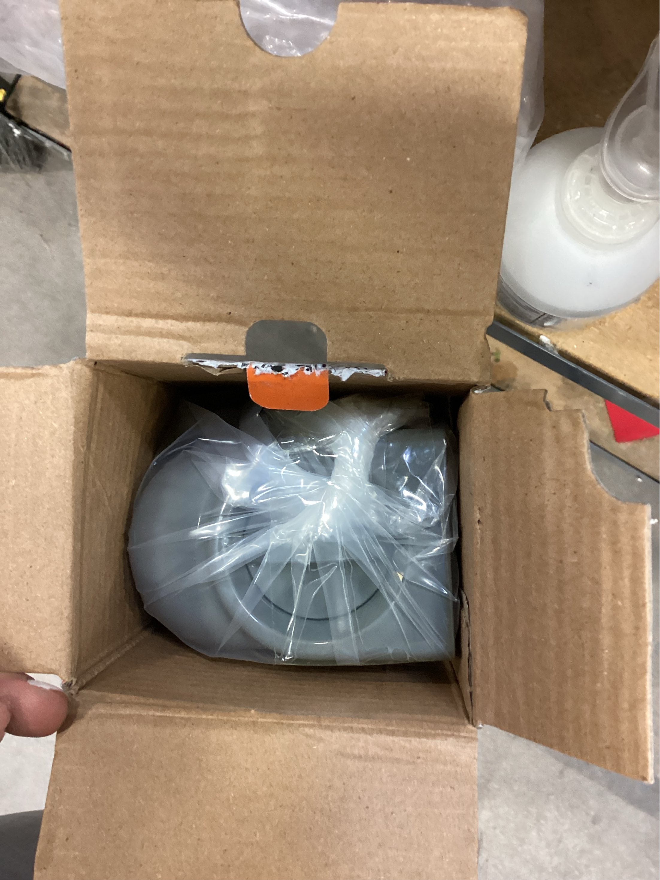 Retractable Baby Gate for Doorways and Stairs, Mesh Safety Gate for Pet, Indoor & Outdoor Use, One-Hand Operation, Easy Installation, 33.6 Tall, Expands to 55 Wide（Grey,33.6x55