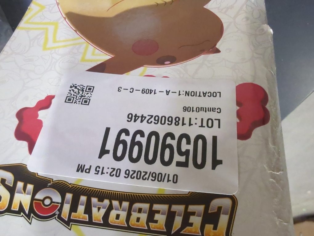 Pokemon TCG: Celebrations Premium Figure Collection Pikachu VMAX, Multicolor