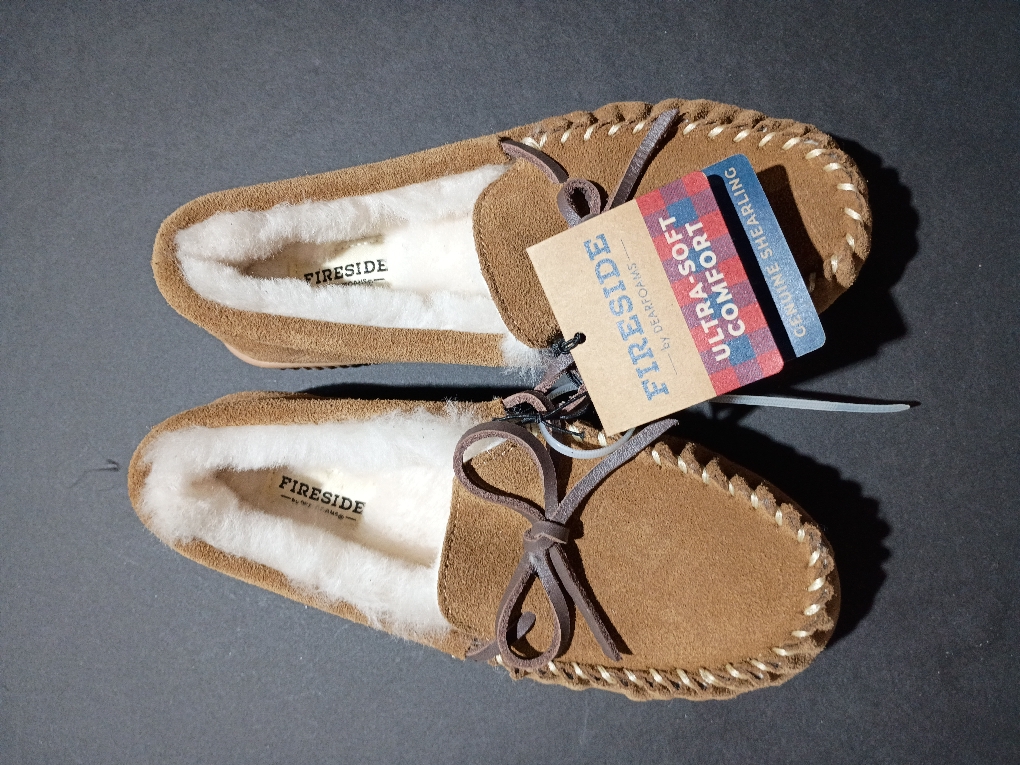 Fireside by Dearfoams Women's Alice Springs Genuine Shearling Indoor/Outdoor Moccasin (Size 6)