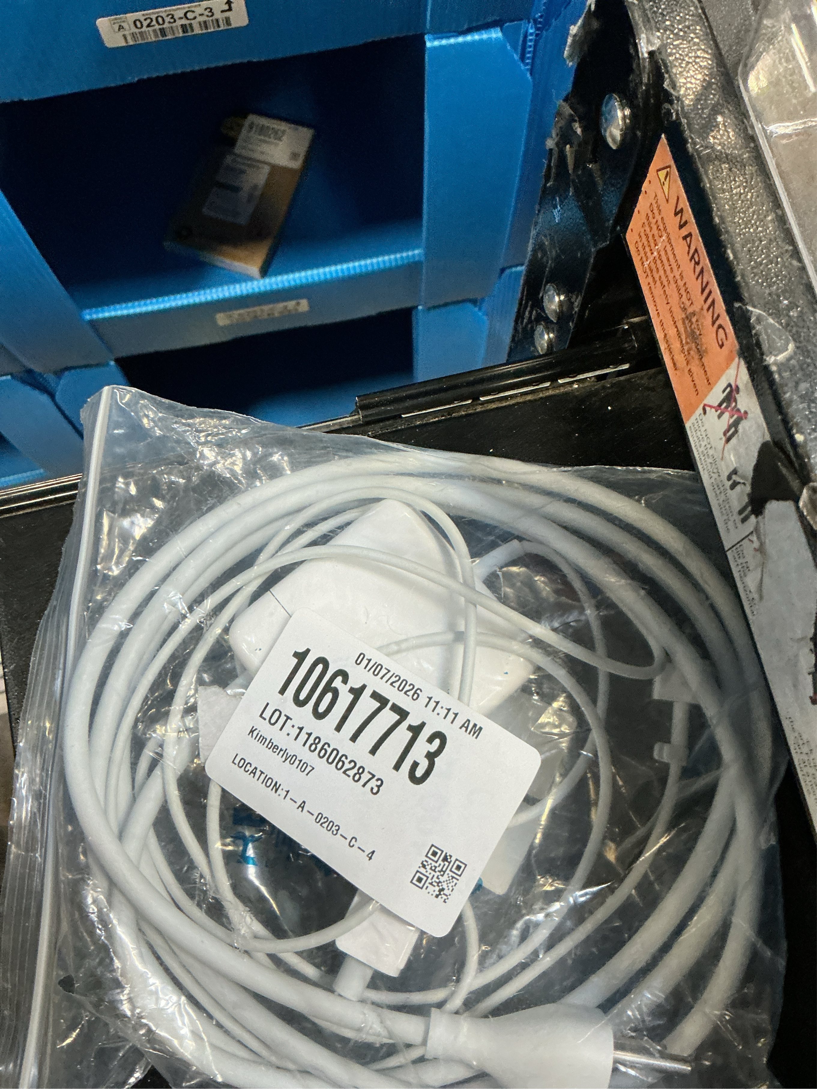 Apple 60W MagSafe Power Adapter (for previous generation 13.3-inch MacBook and 13-inch MacBook Pro)