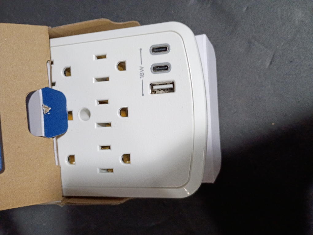 Insignia™ - 6-Outlet / 2-USB-C / 1-USB Wall Tap 1,800 Joules Surge Protector - White