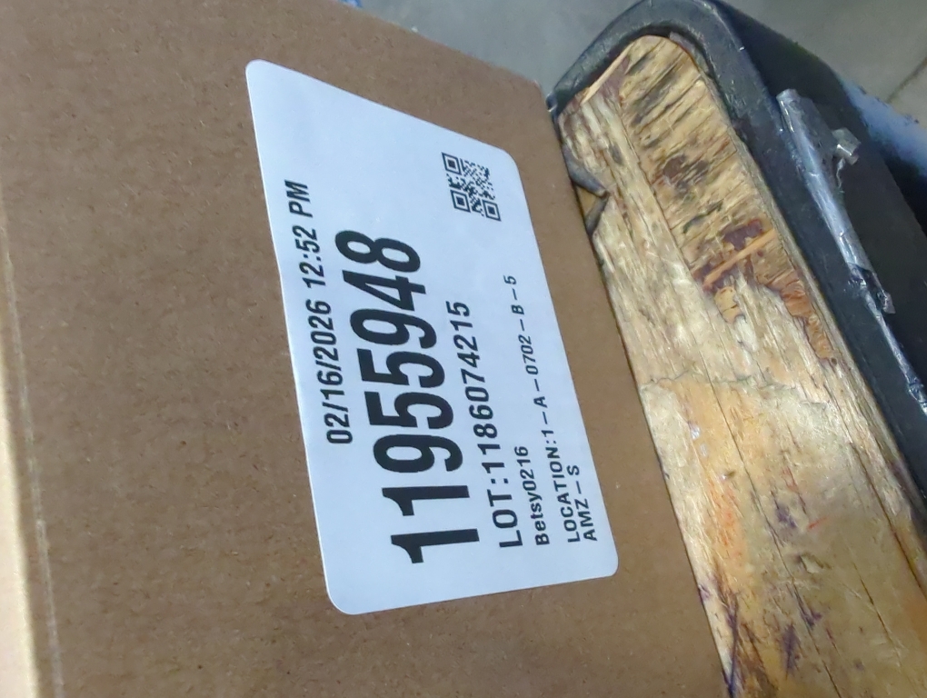 Hausse Lighted Christmas Wreath with Metal Hanger, Pre-lit Xmas Wreath with Large Golden Bow & Balls, Battery Operated with 40 LEDs Lights, for Front Door Gate Wall Christmas Party Decorations