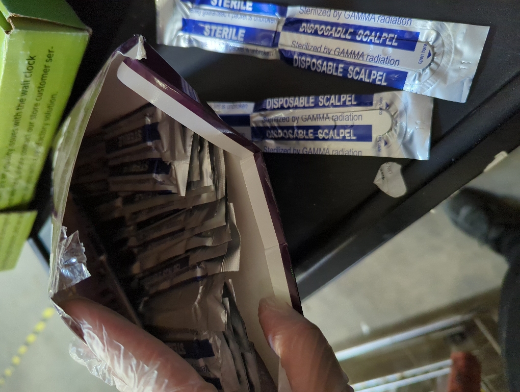 Disposable Scalpel Blades with Metal Handle, Dermaplaning Tool for Face Professional, Scalpel Knife for Mycology, dermaplaning Blades, Surgical scalpels, Non-Slip & Reusable Scalpel Handle.