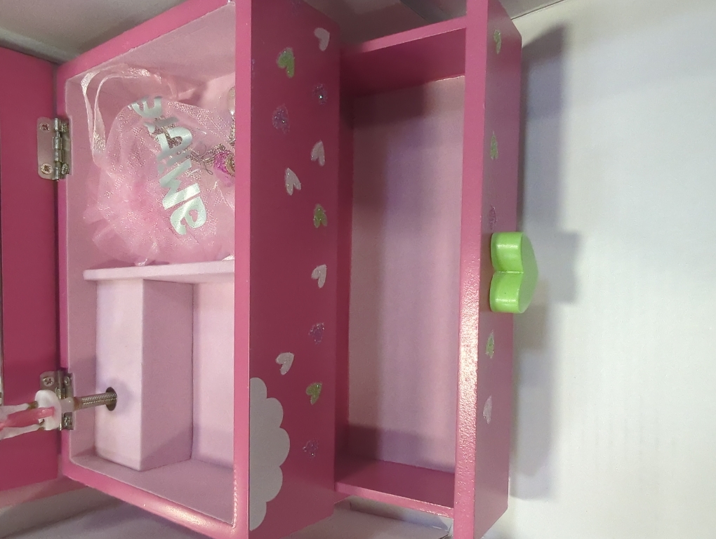 Pink Amitié Lane Unicorn Musical Jewelry Box for Girls - Unicorns Gifts For Girls - Music Box For 5 Year Old Birthday Gifts or Ages 6, 7, 8, Kids Jewelry Box, Unicorn Bedroom Decor For Little Girl (Pink)