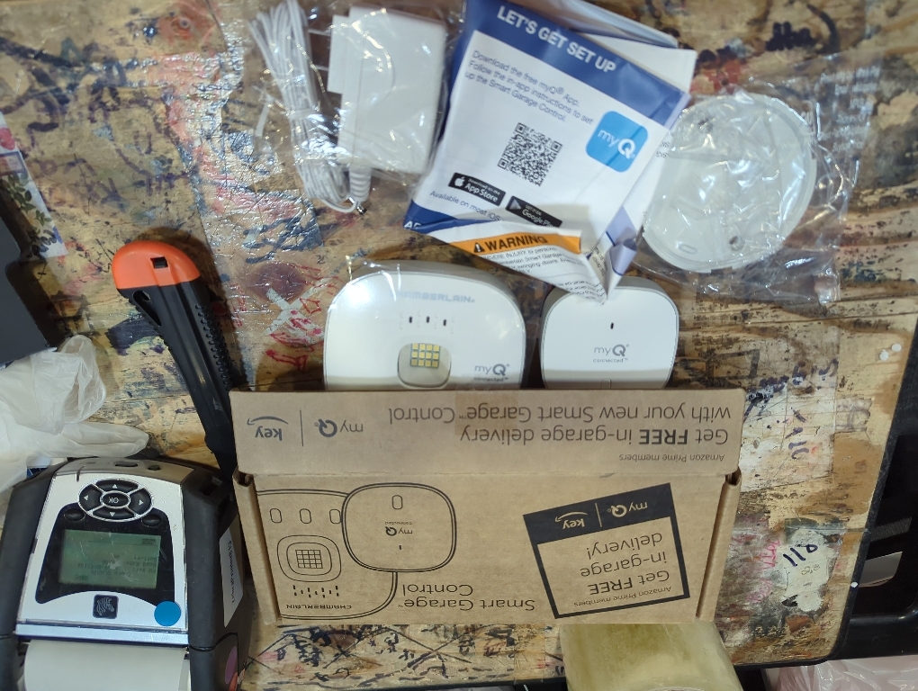 CHAMBERLAIN Smart Garage Control - Wireless Garage Hub and Sensor with Wifi & Bluetooth - Smartphone Controlled, myQ-G0401-ES, White