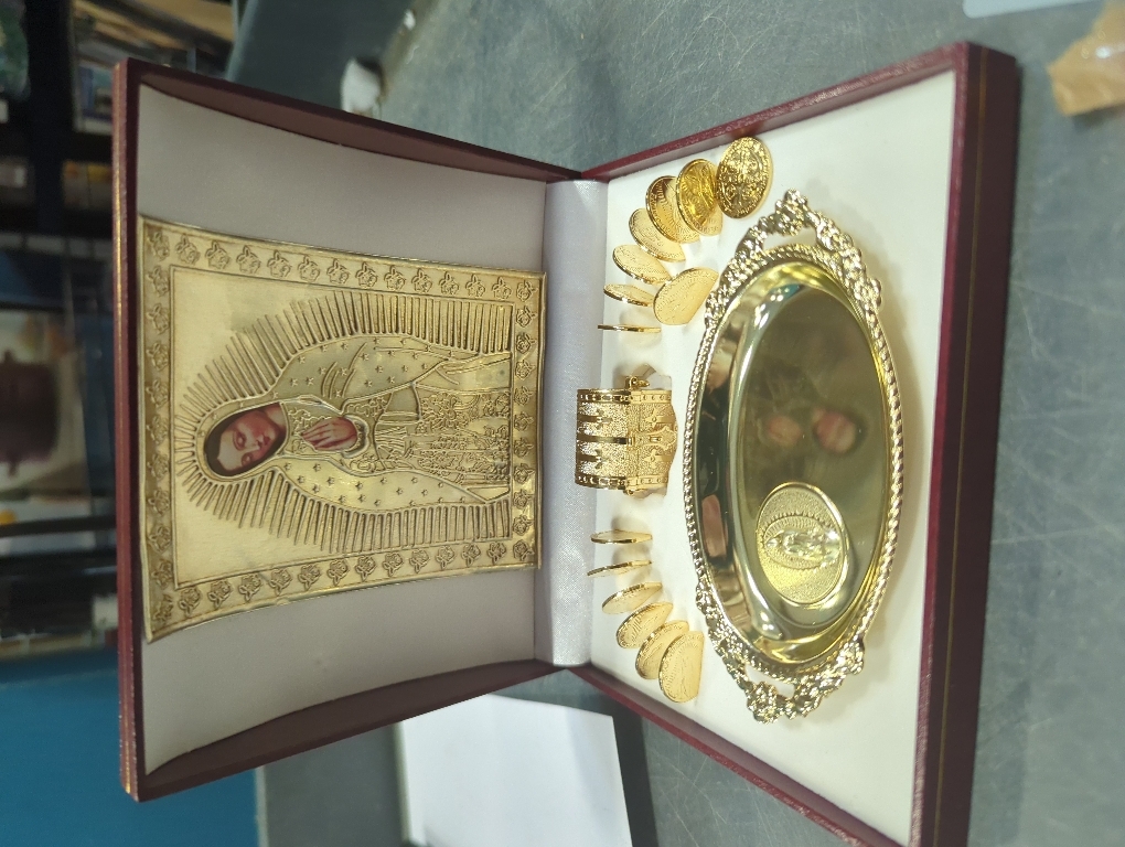EHV 24K Gold Plated Wedding Unity Coins with Decorative Display Case, Treasure Box, Classic Arras Ceremony Souvenirs, Beautiful Gift Set Marriage Matrimoniales Boda (Centenario)