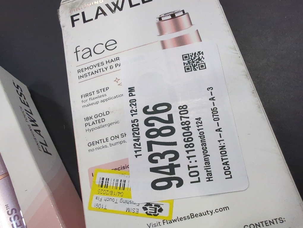 Flawless Finishing Touch Women's Painless Hair Remover (White)