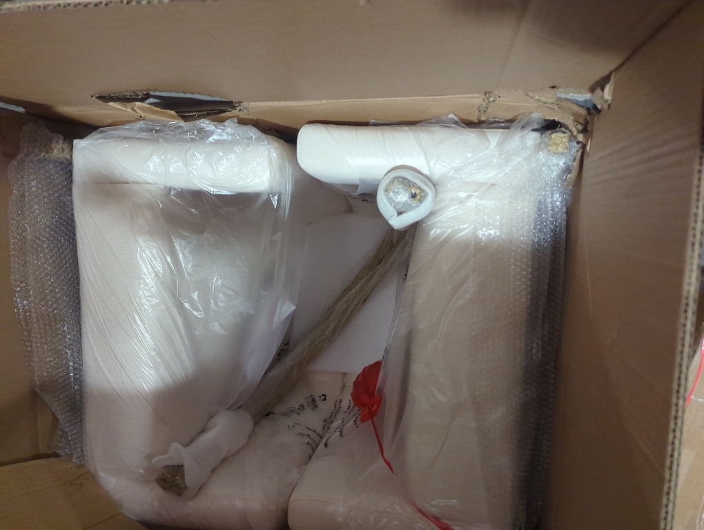 Set of 2 Size 27 Color beige and gold Counter Height Bar Stools Set of 2, Modern 27 H Barrel Counter Stools with Shell Back, Gold Velvet Bar Stools for Kitchen Island, Comfortable Velvet Upholstered Bar Stools with Backrest, Beige