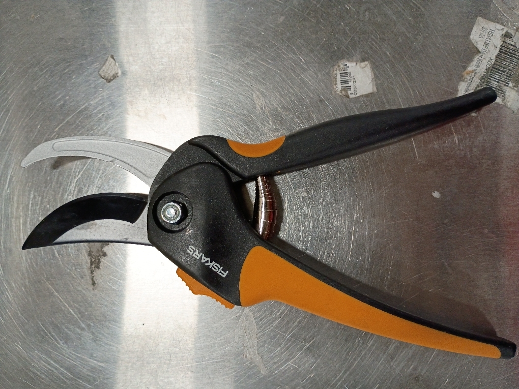 Fiskars Bypass Pruning Shears, Branch Cutter with 5/8 Cut Capacity, Garden Shears with Sharp Steel Blade, Rust Resistant, Ergonomic Pruners with Comfort Handle and Safety Lock, Gardening Hand Tools