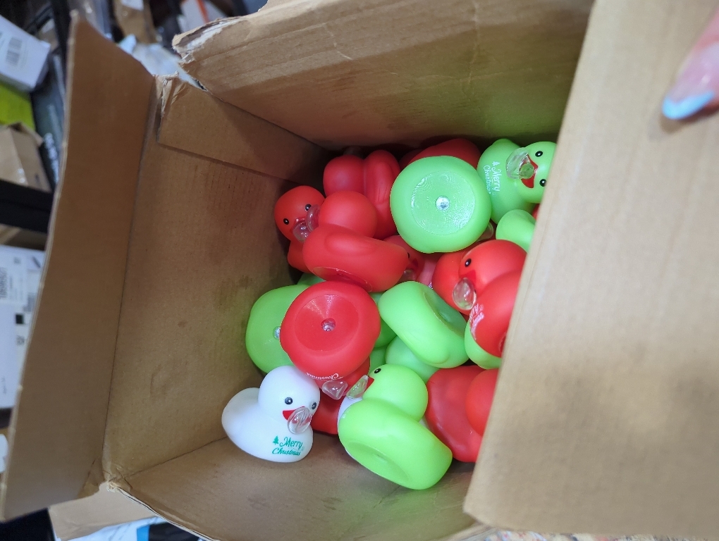 Junkin 100 Pcs Merry Christmas Rubber Ducks Bulk Mini Rubber Ducks Small Duck Bulk Xmas Gift for Halloweens Party Favors (Blow Bubbles Duck)