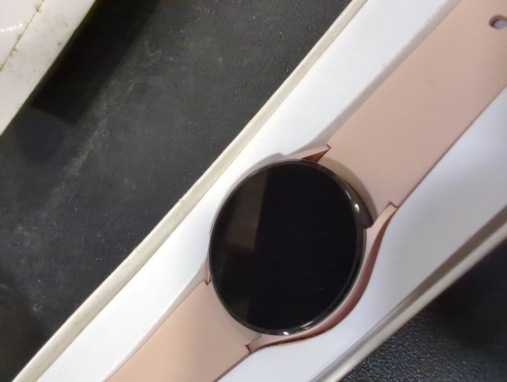 Samsung Galaxy Watch4 GPS   LTE, 40mm Pink Gold Sport Band Pink Gold Aluminum Case