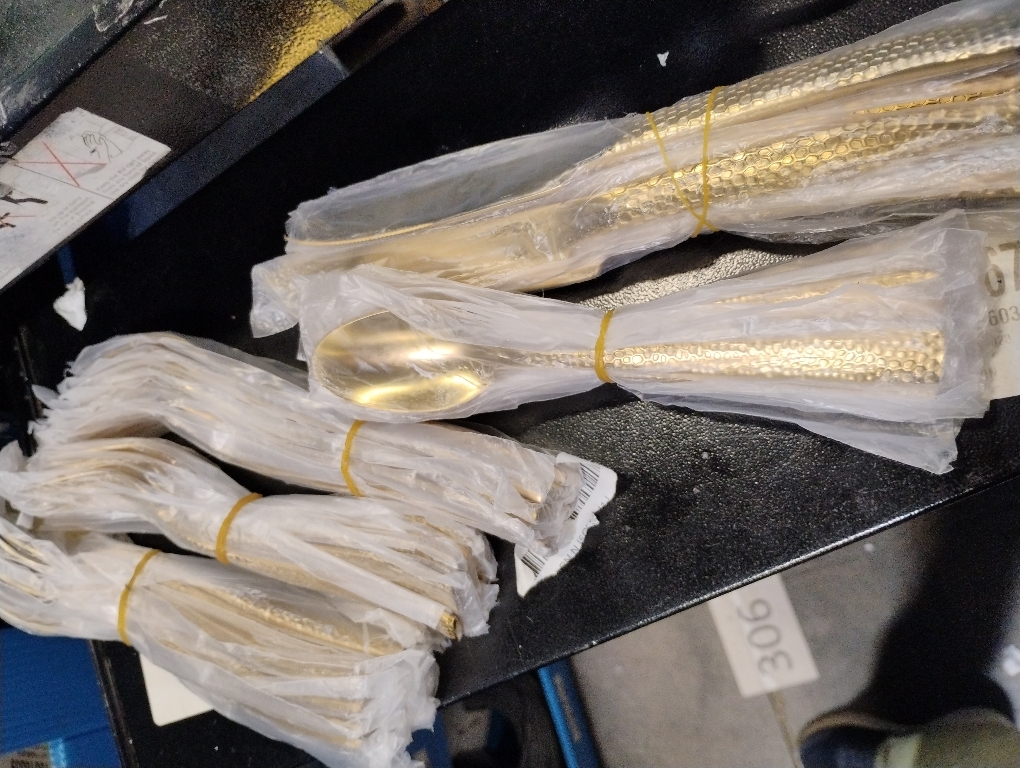 40-Piece Silverware Set, Gold Hammered Stainless Steel Flatware Sets for 8, Food-Grade Tableware Set, Including Fork Knife Spoon Set, Durable Home Kitchen Cutlery Sets, Dishwasher Safe, RX357