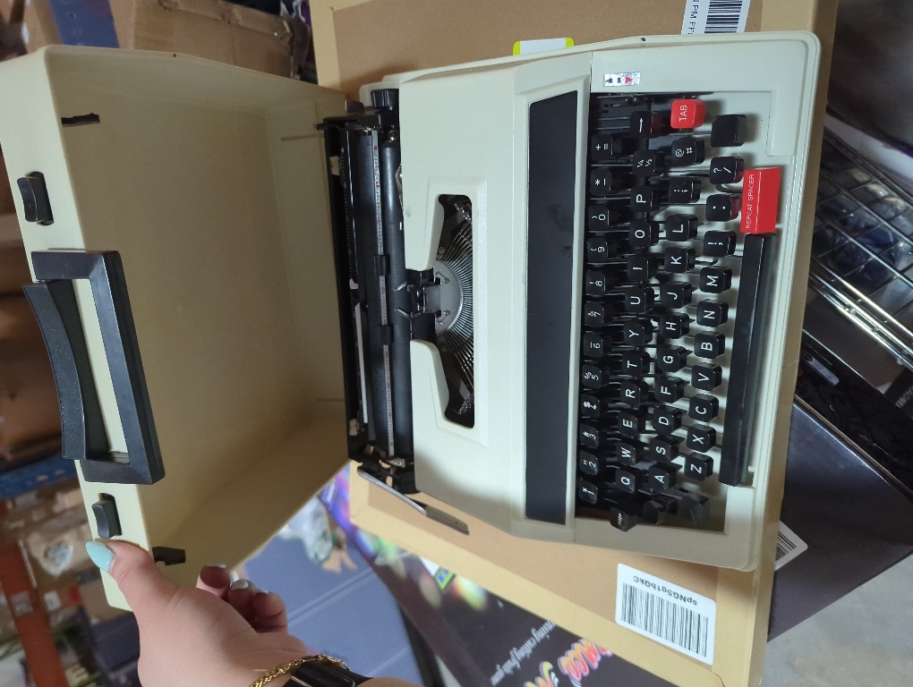 Vintage Mechanical English Typewriter with Original Carrying Case - Smooth Keys for Easy Typing - Manual Typewriter Ideal for Writers, Collectors, and Office Use